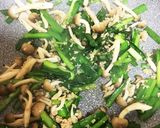 作りおき鶏そぼろでニラ玉作り方1写真