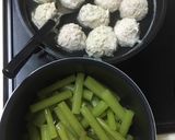 鶏肉団子とフキの煮物作り方3写真