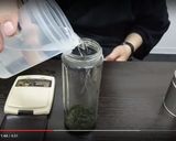 ２０秒で宇治有機冷新茶を入れる。作り方3写真