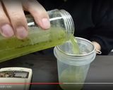 ２０秒で宇治有機冷新茶を入れる。作り方5写真