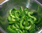ゴーヤと魚肉ソーセージの卵とじ作り方1写真