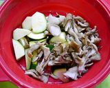 ダイエット！ズッキーニと舞茸の梅味噌炒め作り方1写真