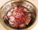 簡単！砂肝銀皮と玉ねぎの胡麻油あえ作り方2写真