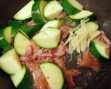 魚河岸あげとズッキーニのイカ塩辛炒め作り方2写真