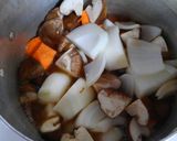 簡単和食に♪鶏むね肉と玉蒟蒻と椎茸の煮物作り方3写真