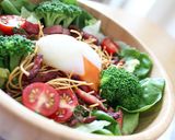 居酒屋風★パリパリ麺の温玉サラダ作り方6写真
