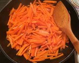 人参とシーチキンの胡麻味噌炒め作り方1写真