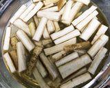 ごまが香るゴボウとこんにゃくのピリ辛煮作り方1写真