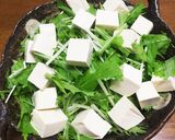 炒めたキノコをのせた水菜と豆腐のサラダ作り方1写真