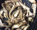 炒めたキノコをのせた水菜と豆腐のサラダ作り方2写真