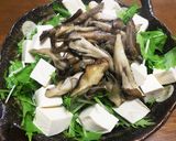 炒めたキノコをのせた水菜と豆腐のサラダ作り方3写真