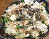炒めたキノコをのせた水菜と豆腐のサラダ作り方4写真