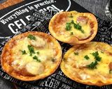 カルディ☆餃子の皮ソーセージトマトピザ作り方5写真