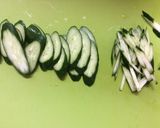 茹で鶏とキュウリのごま油和え作り方1写真