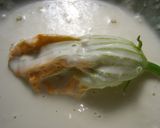 かぼちゃの花の衣揚げ　カラスミの火取り作り方2写真
