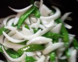 ご飯のお供に絹さやと豚バラのキムチ炒め作り方3写真