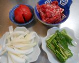 トマト入り牛肉と野菜の甘酢炒め作り方1写真