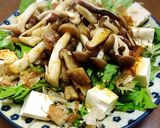 炒めたキノコをのせた水菜と豆腐のサラダ作り方7写真