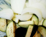 茄子と玉ねぎと油揚げのお味噌汁作り方1写真