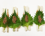 夏にぴったり☆大葉と梅肉のちくわ包み揚げ作り方3写真