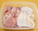 ぷりぷりジューシー！鶏もも肉バジルチキン作り方2写真