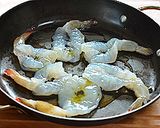 炒り卵を海老にのっけて焼いてみた~♪作り方3写真