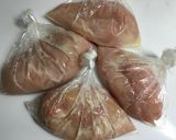 塩麹で鶏むね肉やわらか〜♪ ガリバタ炒め作り方1写真