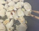 塩麹で鶏むね肉やわらか〜♪ ガリバタ炒め作り方2写真