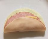 餃子の皮でおつまみハムチーズ♪蜂蜜添えて作り方2写真