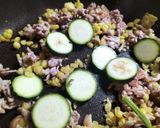 ひき肉とズッキーニのマヨ炒め【夏野菜の報告会🍅】作り方2写真