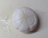 旬の新玉ねぎを味わう！ごま油塩昆布蒸し作り方1写真