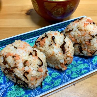 おにぎり 塩昆布とほぐし鮭 by ぽろっとQちゃん 【クックパッド