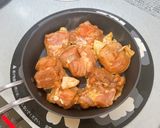 鶏肉のスパイス漬けとオリーブのレモン炒め作り方2写真