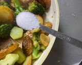 ブロとじゃがの塩のみニンニク炒め作り方6写真