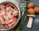 スタミナ満点！ふわふわ！とろり玉子と豚肉のニラ玉作り方1写真