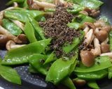 さやえんどうとシメジの塩昆布炒め作り方3写真