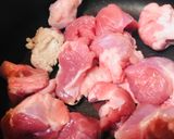 豚うで肉ブロックの野菜炒め作り方1写真