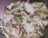 簡単★昼食！豚肉としめじのめんぽん炒め作り方2写真