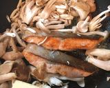 激ウマ!簡単!鮭ときのこのバター醤油炒め作り方3写真