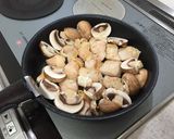 鶏肉とマッシュルームのバジルソース炒め作り方2写真