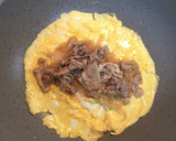 余った豚丼の具で♬簡単オムレツ作り方4写真