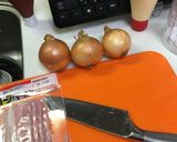 超簡単！タマネギのコンソメスープベーコン作り方1写真