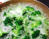 ワカメとブロッコリーの茎入りゆかり和え作り方2写真