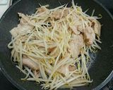 肉ともやしの炒め物作り方2写真