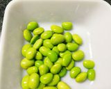 簡単おつまみ！枝豆＆チーズの餃子の皮包み作り方1写真