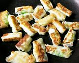 簡単おつまみ！枝豆＆チーズの餃子の皮包み作り方3写真