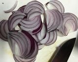 牛もつと紫玉ねぎの塩にんにく炒め作り方2写真