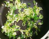 ごま油香る♪豚バラと水菜ネギ炒め作り方3写真