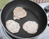 混ぜて焼くだけ！コンビーフおやき作り方4写真