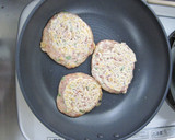 混ぜて焼くだけ！コンビーフおやき作り方5写真